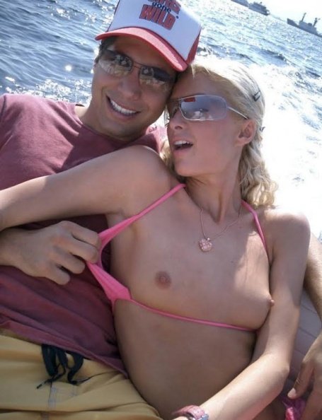 Paris Hilton Topless (3 photos)